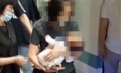 Nghẹt thở giây phút giải cứu bé trai 2 tháng tuổi rơi xuống khe hẹp ở ga tàu điện ngầm