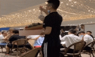 Video: Đem gà vặt lông đi tỏ tình không thành, chàng trai có hành động khó tin ngay giữa quán cà phê