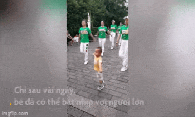 Video: Bé 2 tuổi đáng yêu “đốn tim” dân mạng khi nhảy cực điêu luyện trên phố
