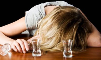 Con gái theo bạn bè đi uống rượu tới nửa đêm, bố khuyên không được liền làm một việc khiến cô òa khóc