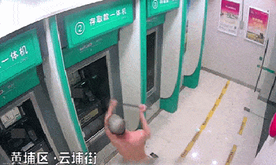 Video: 30 tuổi vẫn không làm được gì, người đàn ông chán nản vác gậy đi đập máy ATM