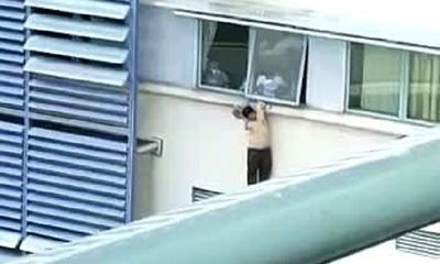 Tin tức đời sống ngày 28/8: Thót tim cảnh người đàn ông lơ lửng ngoài cửa sổ tầng 5 bệnh viện 