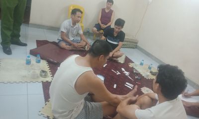 Khởi tố 7 người tụ tập đánh bạc giữa lúc dịch tại Hà Nội