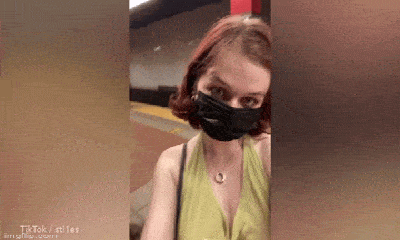 Quay video ngồi lên lưng bạn trai ở ga tàu điện ngầm rồi “khoe” trên TikTok, cô gái khiến dân mạng tranh cãi 