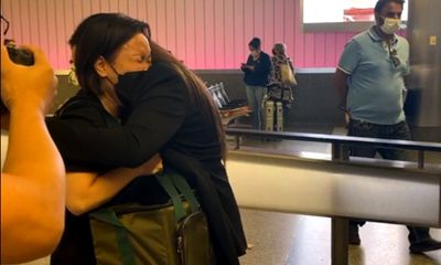 Con gái ruột Phi Nhung nhận tro cốt mẹ tại sân bay ở Mỹ, khóc nức nở ôm chặt Việt Hương