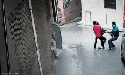 Video: Hai gã đàn ông táo tợn chặn đường cô gái, cướp túi xách giữa ban ngày
