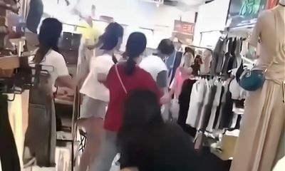 Chồng thẳng tay đánh vợ ngay giữa trung tâm mua sắm, dân mạng tranh cãi gay gắt khi biết nguyên nhân