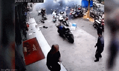 Video: Pin xe máy điện đột nhiên phát nổ kinh hoàng khiến ai nấy hoảng hồn bỏ chạy