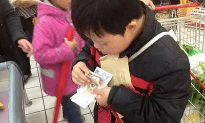 Con trai mua gói muối hết 180.000, bố hùng hổ lao ngay đến siêu thị chất vấn rồi “muối mặt” xin lỗi