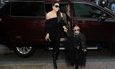 Trà Ngọc Hằng và con gái cùng “sánh đôi” trong sự kiện, phong cách thời trang sành điệu khó ai sánh bằng