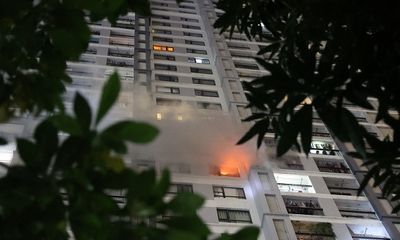 Căn hộ tầng 15 chung cư tại Hà Nội bốc cháy, cư dân hoảng loạn tháo chạy