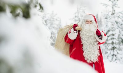 Vì sao ông già Noel mặc đồ màu đỏ đi phát quà đêm Giáng sinh?