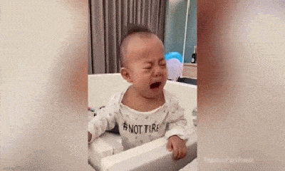 Video: Con trai gào khóc ăn vạ, mẹ dùng chiêu độc khiến đứa trẻ nín ngay trong “một nốt nhạc”