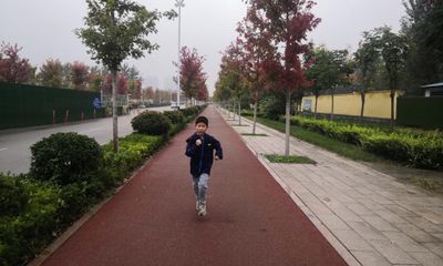 Bé trai 9 tuổi mỗi ngày kiên trì chạy bộ 10km, tâm niệm duy nhất một điều gây xúc động mạnh