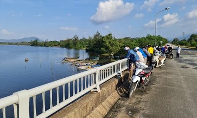 Thừa Thiên – Huế: Lật ghe khi đi đánh cá, cha tử vong, con mất tích trên sông