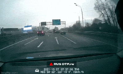 Video: Xe ô tô mất lái bay khỏi cao tốc khiến ai nấy hoảng hồn