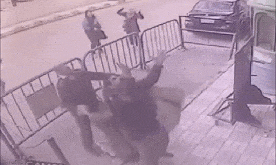 Video: Cảnh sát tay không đỡ đứa trẻ 5 tuổi rơi từ ban công tầng 3