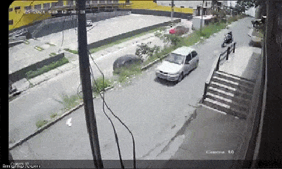 Video: Giật mình cảnh ô tô bay thẳng lên nóc xe khác như phim hành động