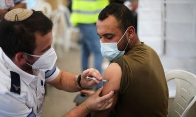 Bộ Y tế Israel: Mũi vaccine ngừa COVID-19 thứ 4 giúp giảm 3 lần tỷ lệ bệnh nhân nặng cao tuổi