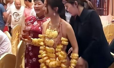 Cô dâu đeo 42 cây vàng đi tiếp khách nhưng cách ăn mặc mới khiến dân tình xôn xao