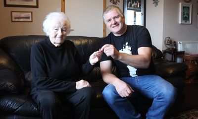 Tưởng mất nhẫn cưới mãi mãi, cụ bà 86 tuổi xúc động nhận lại kỷ vật sau nửa thế kỷ