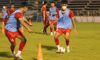 U23 Việt Nam đeo khẩu trang tập luyện, sẵn sàng đá trận ra quân gặp U23 Singapore