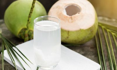 Người mắc COVID-19 có nên uống nước dừa không?