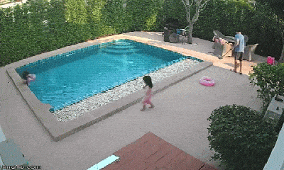 Chị gái 3 tuổi phản ứng “nhanh như cắt” cứu em suýt chết dưới bể bơi