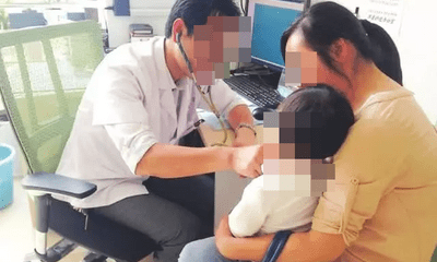 Con trai 3 tuổi ăn phải gói hút ẩm, hành động của mẹ được bác sĩ khen hết lời