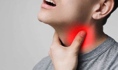 Làm cách nào để giảm đau họng khi mắc COVID-19?