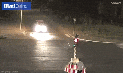 Video: Chờ đèn đỏ quá lâu, tài xế tức tối làm một việc ngay giữa ngã tư