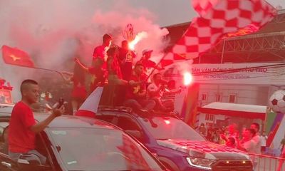CĐV ùn ùn đổ về sân Việt Trì để tiếp sức cho U23 Việt Nam