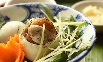 Tại sao trứng vịt lộn thường ăn với gừng và rau răm?