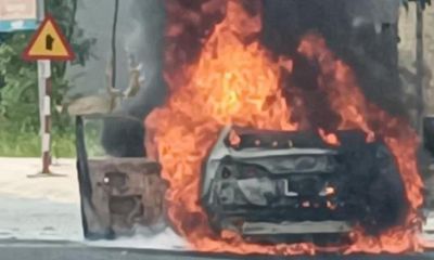 Ô tô bất ngờ bốc cháy dữ dội khi lưu thông trên quốc lộ 15B