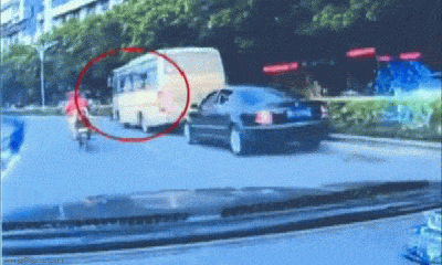 Video: Hoảng hốt chứng kiến cảnh bé gái rơi từ cửa sổ xe buýt xuống đường