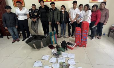 Triệt phá tụ điểm đánh bạc trong nhà lồng trồng rau ở Lâm Đồng, bắt giữ 11 người