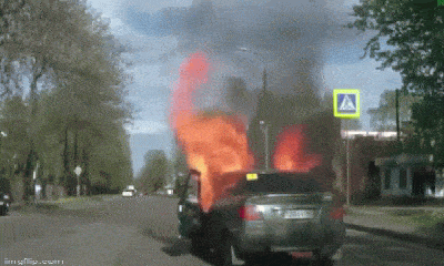 Video: Kinh hoàng cảnh ô tô bốc cháy ngùn ngụt giữa đường