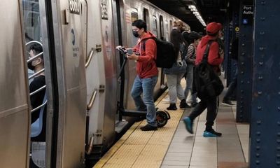 Ống quần mắc kẹt vào cửa tàu điện ngầm, người đàn ông gặp cái kết thương tâm