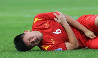Cầu thủ U23 Việt Nam bị gãy xương sườn, phải rời sân cỏ ít nhất nửa tháng