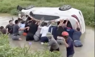 Hà Nội: Hàng chục người hợp sức giải cứu ô tô mất lái, lật ngửa dưới mương nước