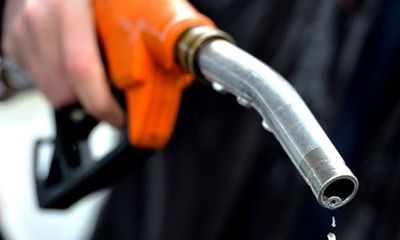Xăng liên tục tăng giá, đi xe máy thế nào cho tiết kiệm nhiên liệu? 