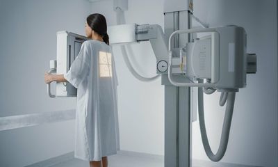 Dân mạng tranh cãi chuyện bác sĩ nam yêu cầu nữ bệnh nhân cởi áo khi chụp X-quang 