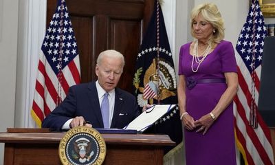 Tổng thống Joe Biden ký ban hành luật về kiểm soát súng đạn