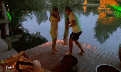 Người đàn ông gặp sự cố trớ trêu khi cầu hôn bạn gái bên hồ