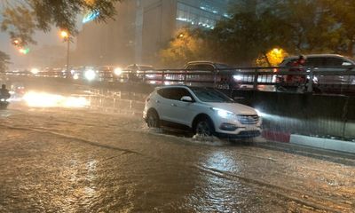 Hà Nội mưa như trút nước đúng giờ cao điểm, người dân khó di chuyển vì ngập úng