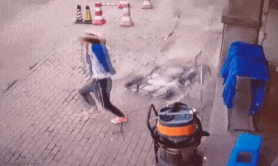 Video: Khối đá trên tường bất ngờ đổ ập xuống, nam thanh niên may mắn thoát chết