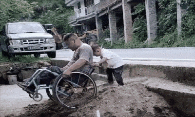 Con trai nhỏ giúp đẩy xe lăn, bố xúc động bật khóc khi xem video ghi lại