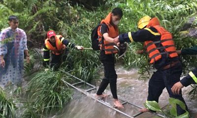 Quảng Nam: Kịp thời giải cứu 23 người mắc kẹt ở suối Tiên do mưa lớn, nước dâng cao