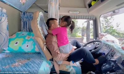 Bố mẹ đưa con gái 4 tuổi đi làm cùng trên xe tải chở than gây xôn xao cộng đồng mạng