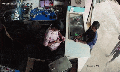 Video: Chủ cửa hàng sửa chữa kinh hãi vứt vội chiếc điện thoại bốc lửa đỏ rực